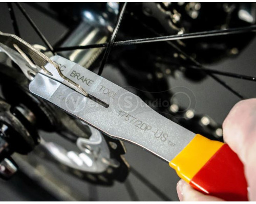 Інструмент Unior Tools Red для вирівнювання ротора та розведення колодок